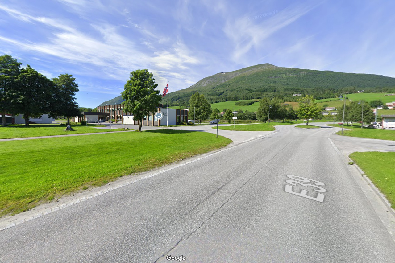 Gjemnes kommunehus i Nordmørsvegen 24 på Batnfjordsøra, Gjemnes. Screenshot fra Google Streetview